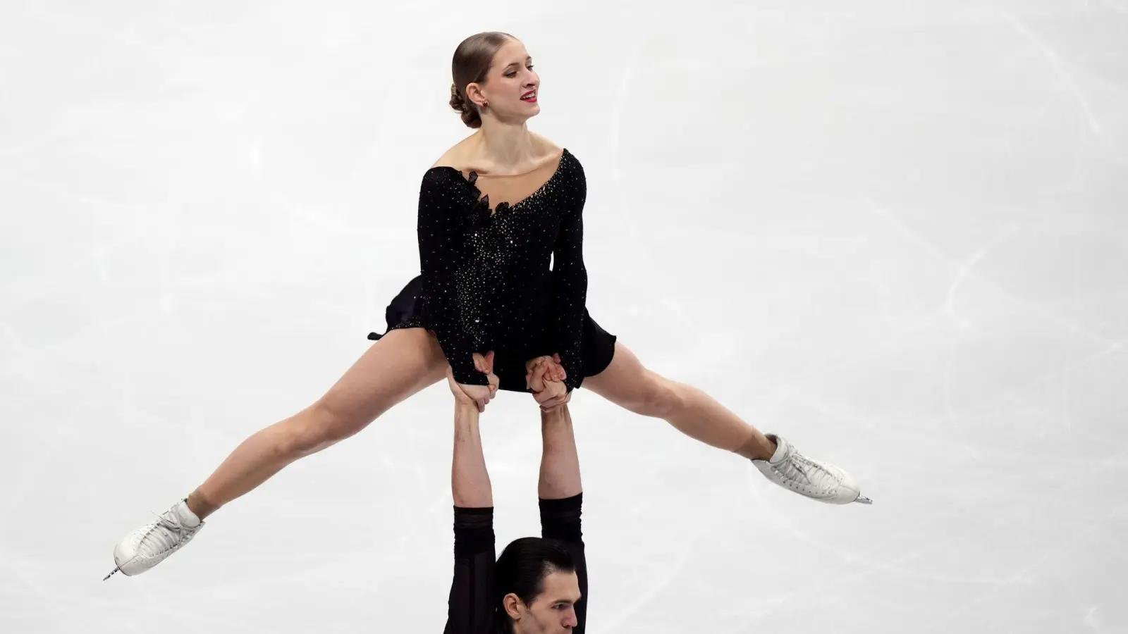 Minerva Hase und Nikita Volodin liegen nach dem Kurzprogramm bei der EM auf dem zweiten Platz. (Foto: Mike Egerton/PA Wire/dpa)