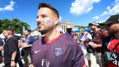 Tausende Fans sind zum Spiel angereist.  (Foto: Karl-Josef Hildenbrand/dpa)