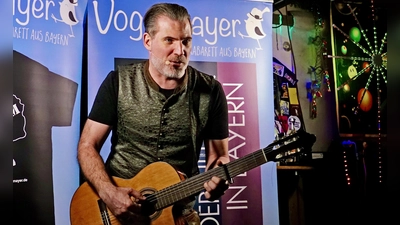 Amüsierte sein Publikum mit Gstanzln und Witzen: der Vogelmayer. (Foto: Elke Walter)