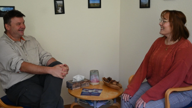 Matthias Wedel und Lena Kruse arbeiten beim Sozialpsychiatrischen Dienst der Diakonie in Ansbach und organisieren die Mottowoche rund um den Tag der seelischen Gesundheit 2026. (Foto: Anna Beigel)