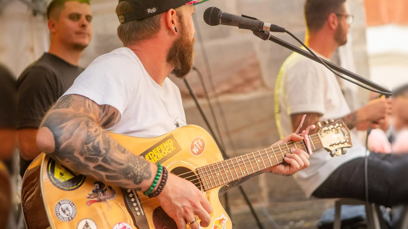 Acoustic Basement sorgt auf dem Johann-Sebastian-Bach-Platz für beste Unterhaltung. (Foto: Evi Lemberger)