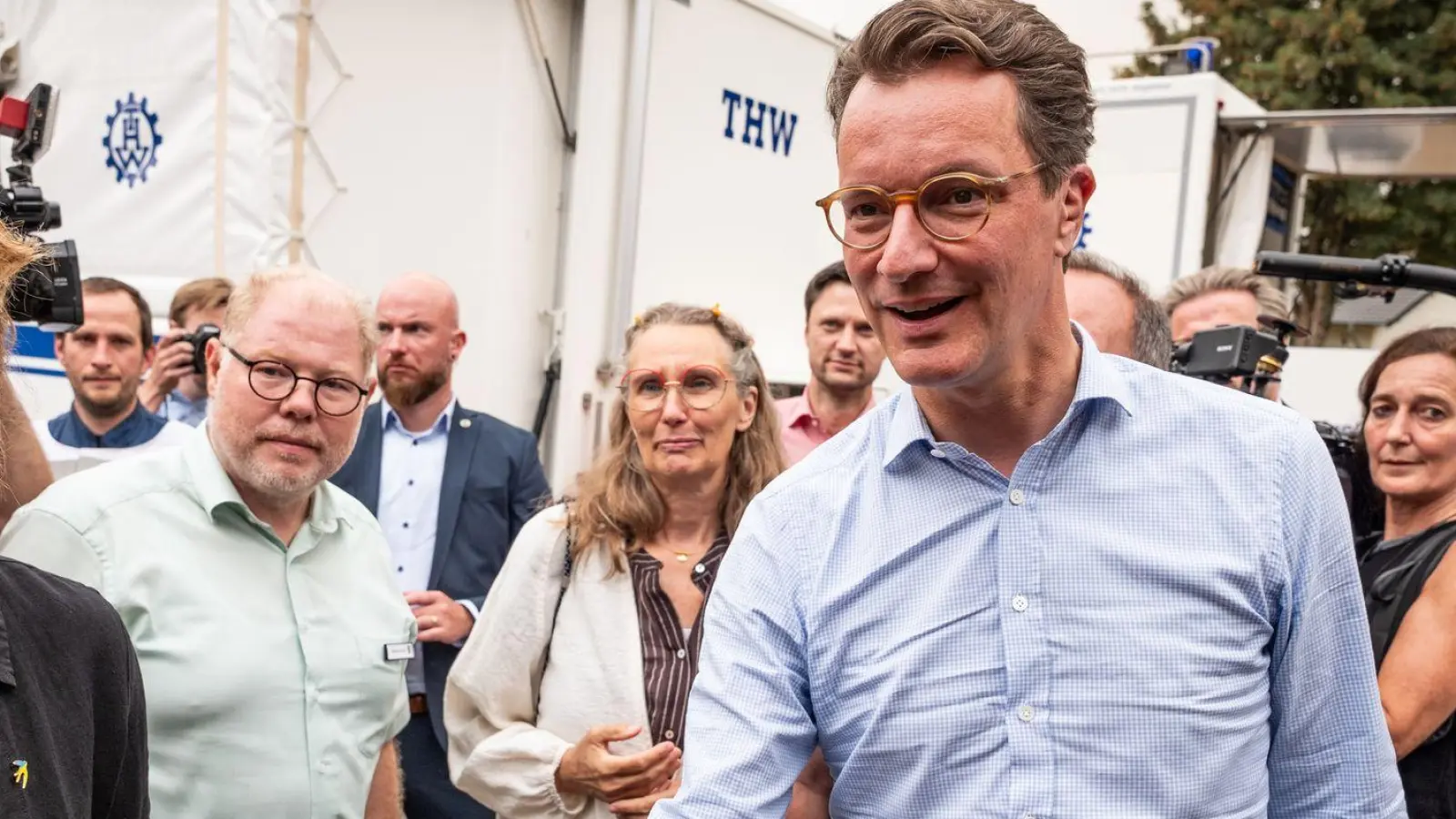 Nordrhein-Westfalens Ministerpräsident Hendrik Wüst (r, CDU), und Vize-Ministerpräsidentin Mona Neubaur (Grüne) haben sich von Einsatzkräften des Waldbrands im Hürtgenwald informieren lassen.  (Foto: Christian Knieps/dpa)