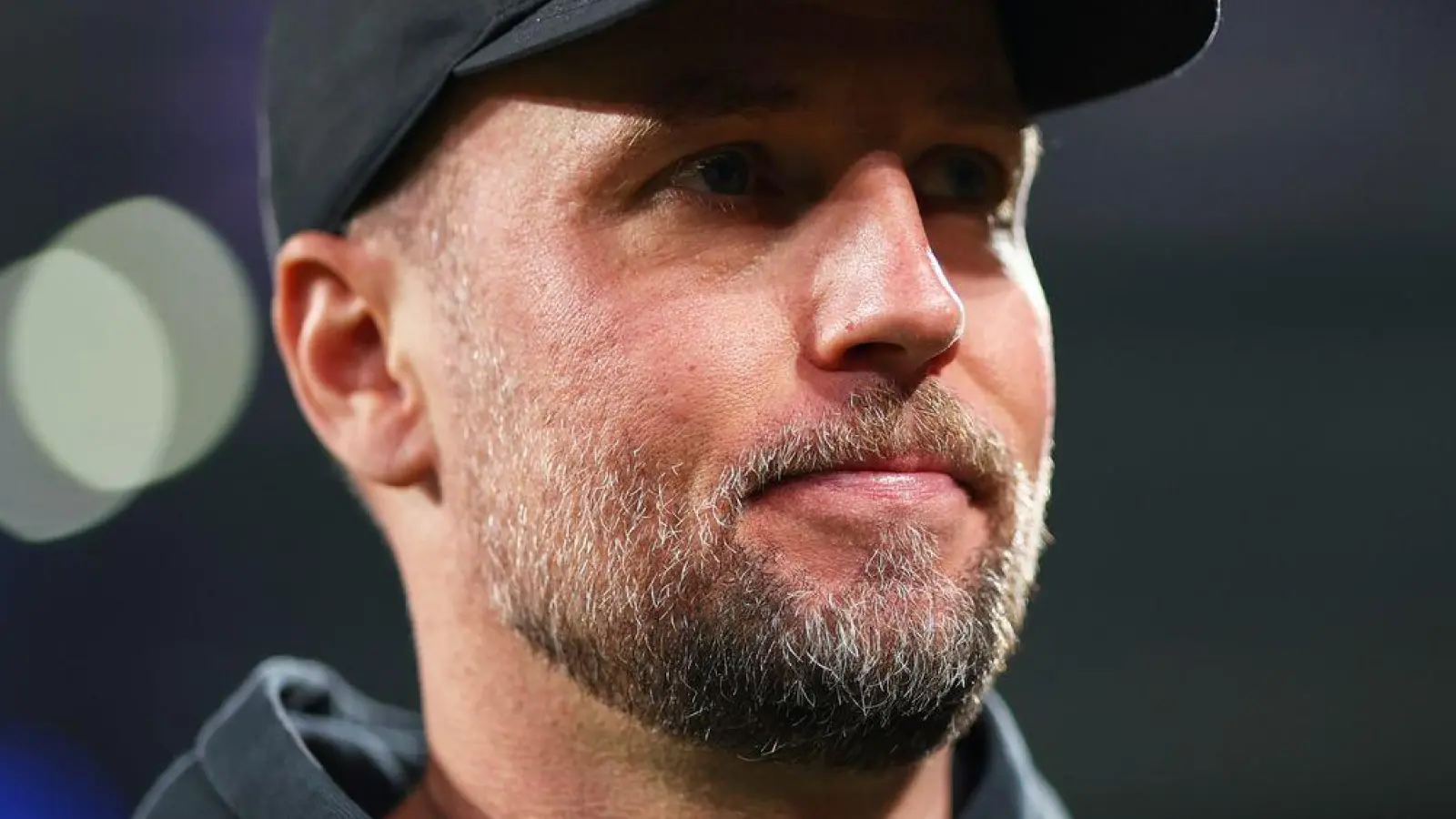 Über VfB-Trainer Sebastian Hoeneß soll einem Medienbericht zufolge bei Real Madrid gesprochen werden. (Foto: Luis Vieira/AP/dpa)