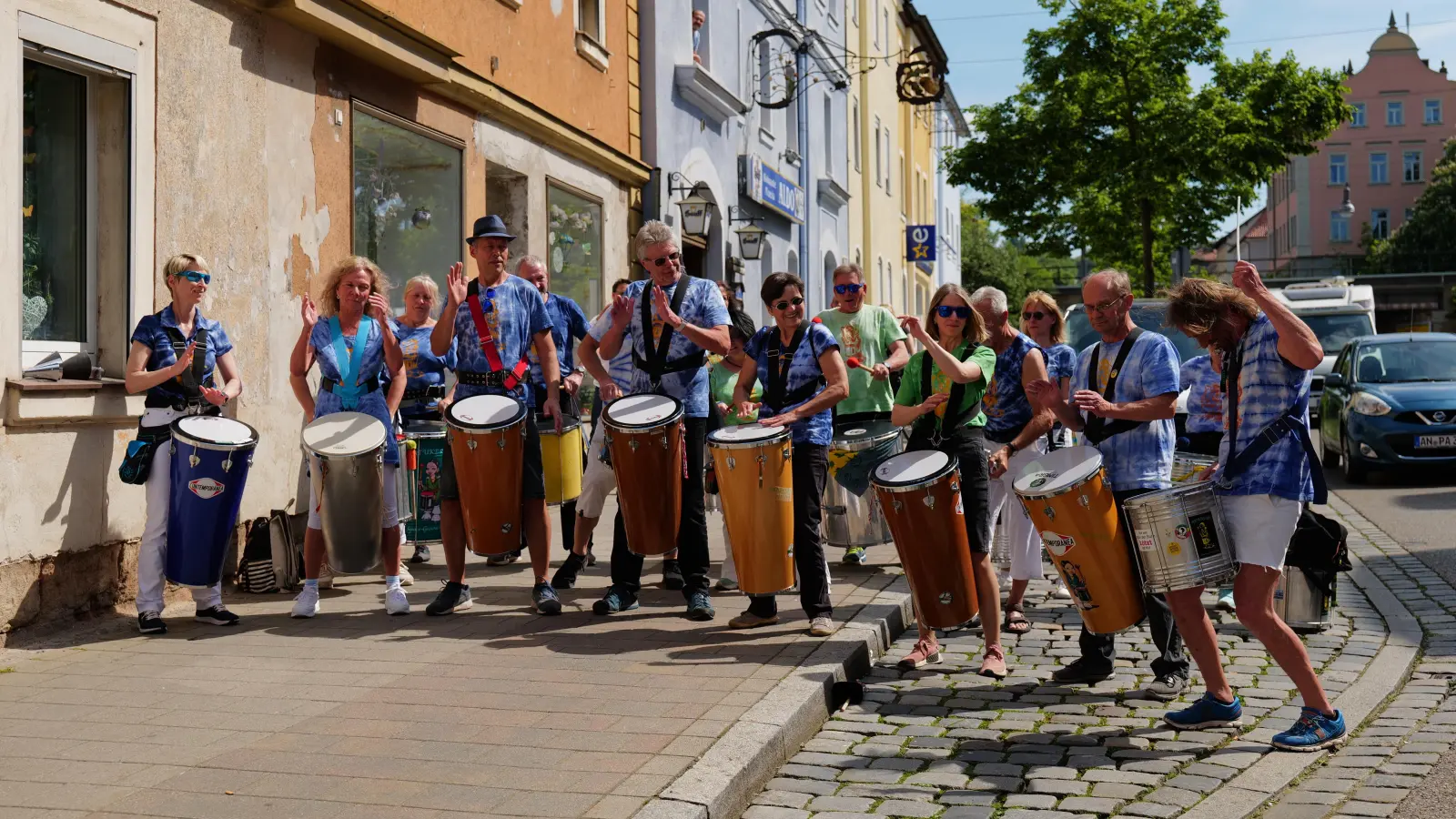 Gibt beim vierten Fest der Künste zu Beginn den Takt an: die Trommelgruppe Batukeros kurz vor den Ansbacher Kammerspielen. (Foto: Simon Rosenbauer)