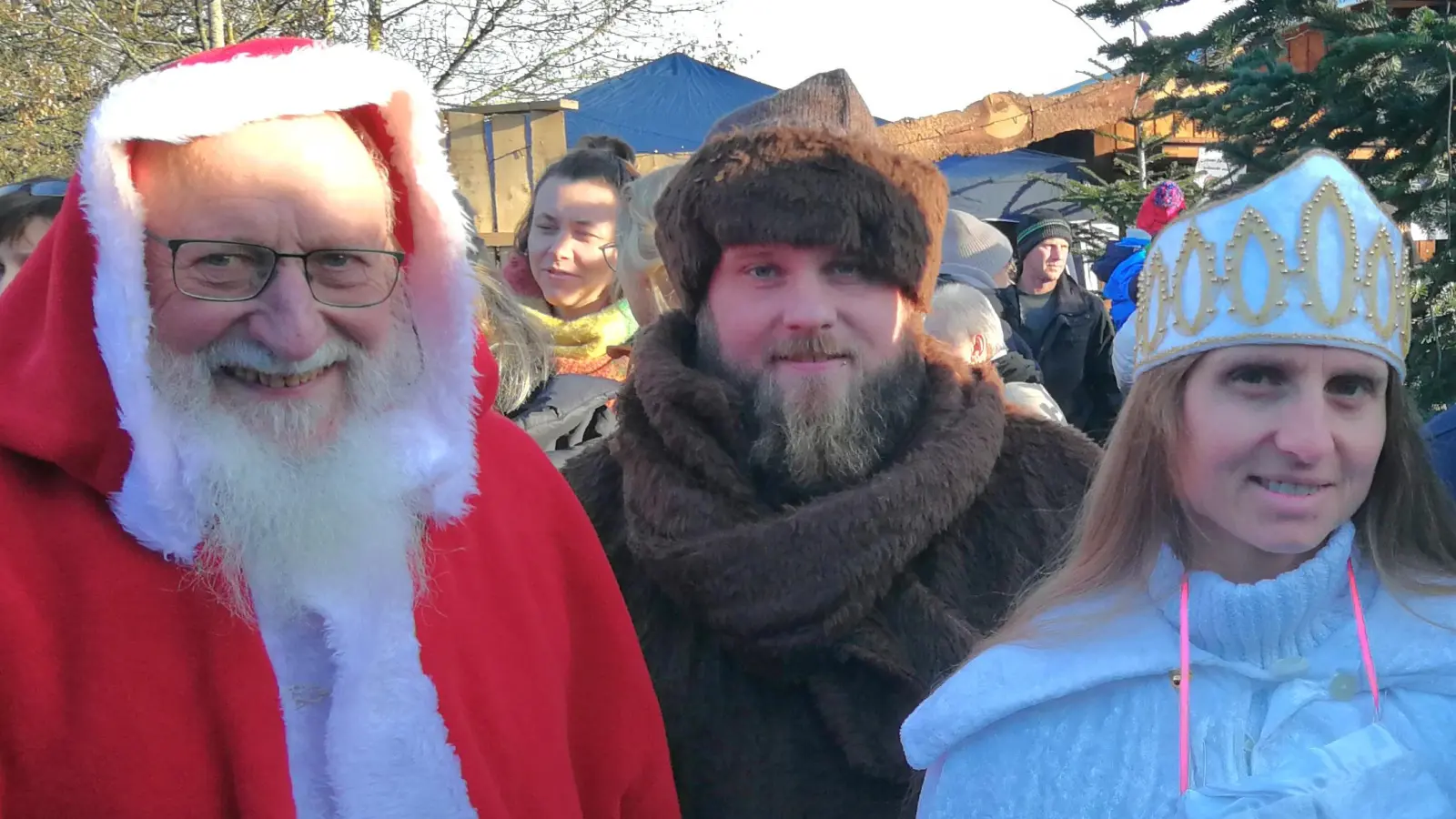 Haben sich bereits für einen Besuch des Schnelldorfer Weihnachtsmarktes angemeldet: Nikolaus, Pelzmärtel und Christkind.  (Foto: Friedrich Strohmeier)