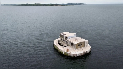 Die künstliche Insel steht im Greifswalder Bodden, südöstlich der Insel Rügen. (Foto: Philip Dulian/dpa)