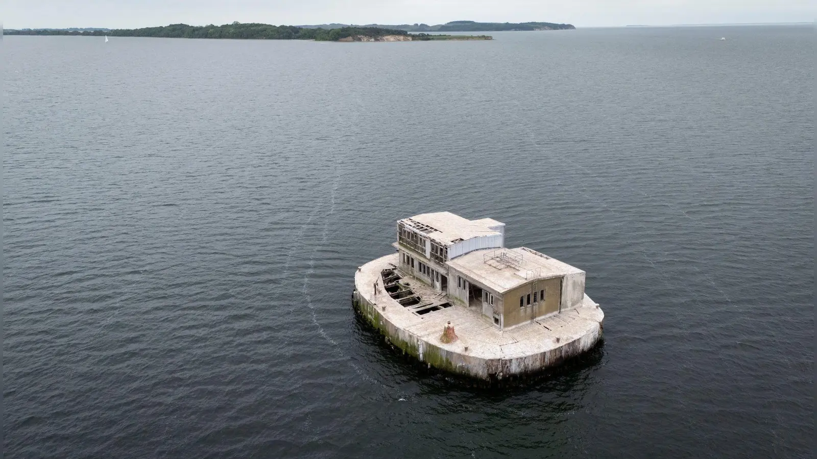 Die künstliche Insel steht im Greifswalder Bodden, südöstlich der Insel Rügen. (Foto: Philip Dulian/dpa)
