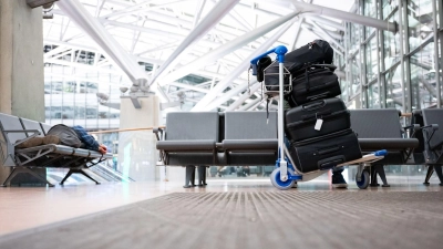 Bei streikbedingtem Flugausfall oder einer Verspätung von mehr als drei Stunden muss die Fluggesellschaft Reisenden eine alternative Beförderung zum Ziel anbieten.  (Foto: Jonas Walzberg/dpa/dpa-tmn)