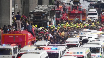 Zahlreiche Retter waren im Einsatz, jedoch kam für die meisten Betroffenen jede Hilfe zu spät. (Foto: Sakchai Lalit/AP/dpa)