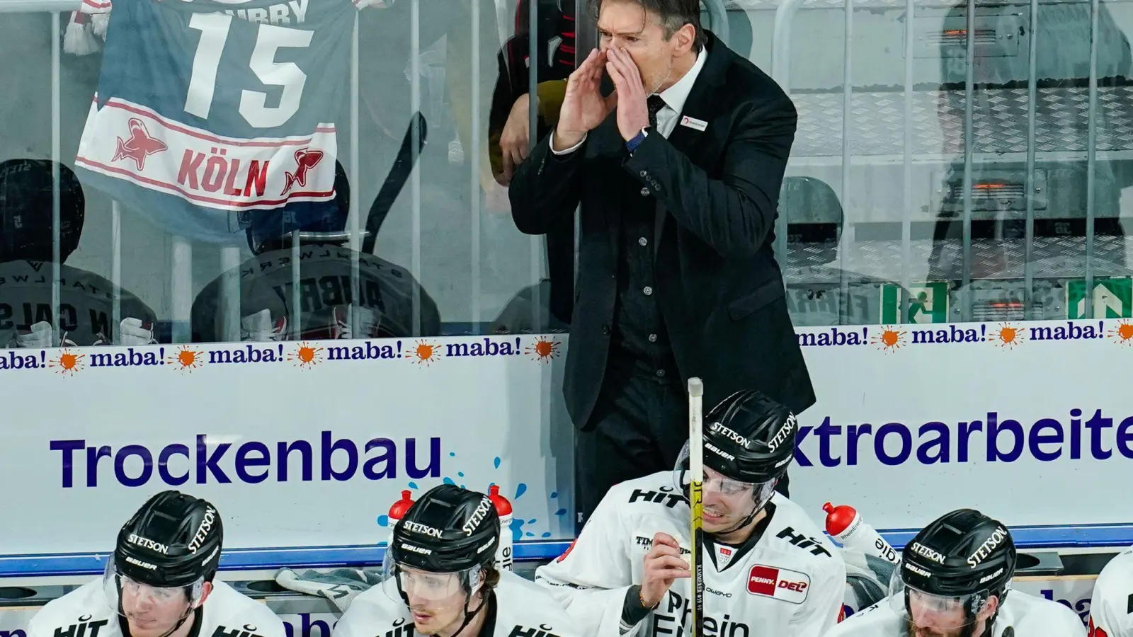 Trainer Uwe Krupp steht mit den Haien unter Druck. (Foto: Uwe Anspach/dpa)