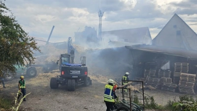 Im Feuchtwanger Ortsteil Volkertsweiler ist eine Scheune in Brand geraten. Zahlreiche Feuerwehren waren bei den Löscharbeiten dabei, (Foto: Daniela Ramsauer)