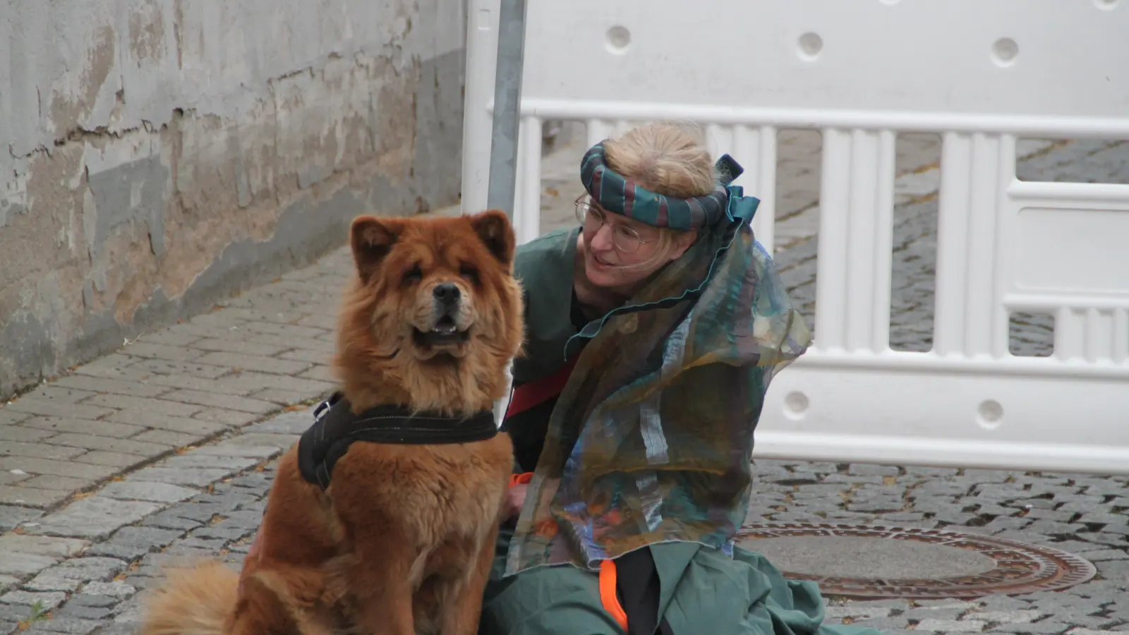 Die edle Frau wird gut bewacht. (Foto: Hans-Bernd Glanz)