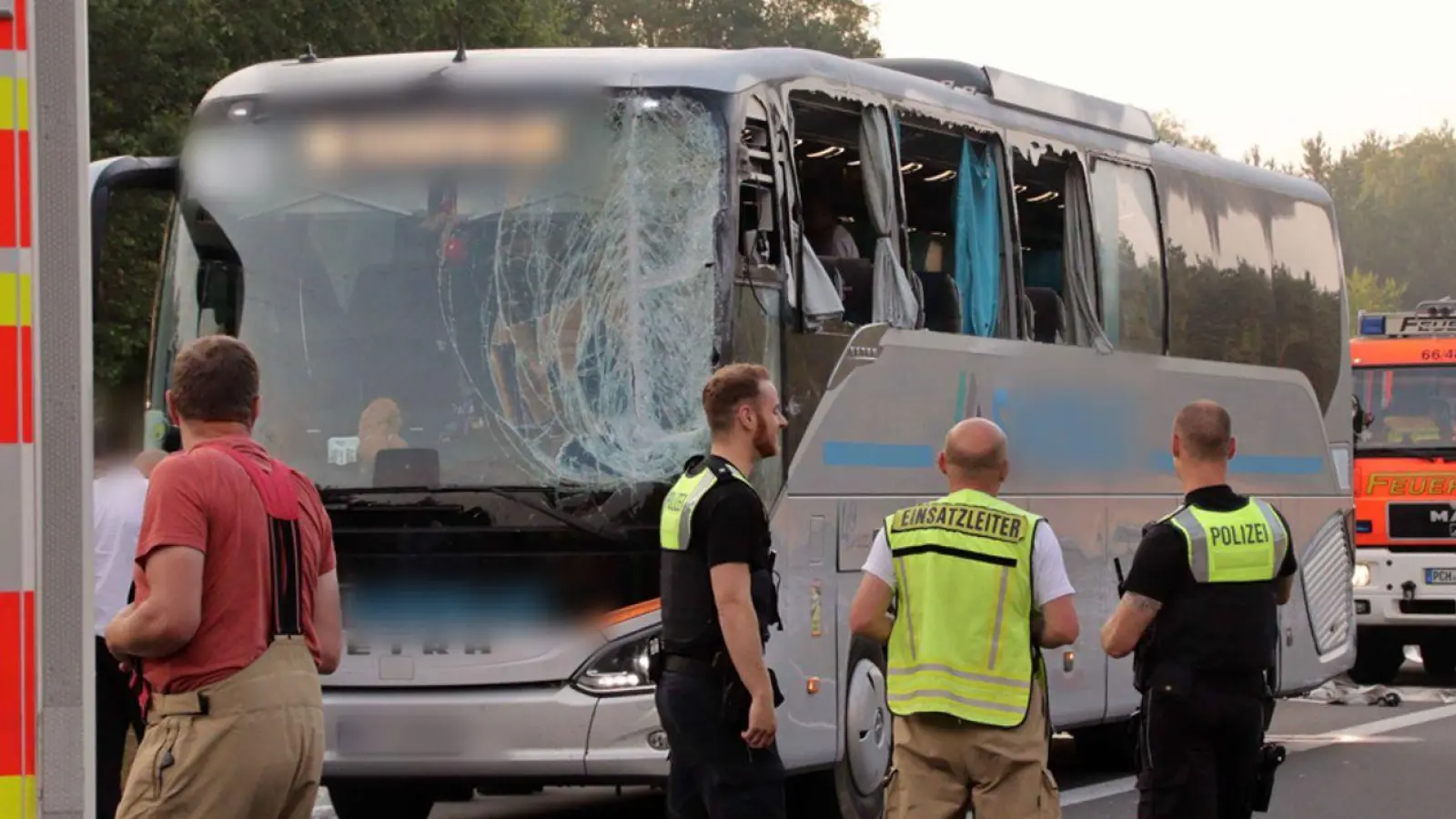 Rettungskräfte neben dem beschädigten Reisebus auf der Autobahn 24. Inzwischen ist die Sperrung aufgehoben. (Foto: SWM DV Studio
Ralf Drefin/dpa)