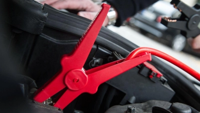 Ein Starthilfekabel ist schon mal die halbe Miete. Nur: Welche Klemme kommt zuerst? (Foto: Andrea Warnecke/dpa-tmn)