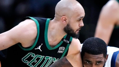 Derrick White (l) von den Boston Celtics im Duell mit Kyrie Irving von den Dallas Mavericks. (Foto: Steven Senne/AP)