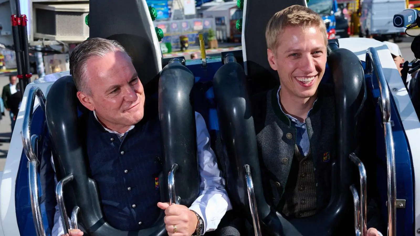Die Vorfreude auf das Oktoberfest steigt: OB Dominik Krause (r) und Wiesn-Chef Christian Scharpf sitzen schon einmal Probe. (Foto: Sven Hoppe/dpa)