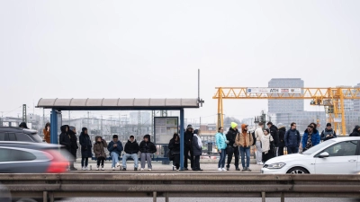 Am Dienstagmorgen lief der kommunale Nahverkehr wieder geregelt an. (Foto: Lukas Barth-Tuttas/dpa)