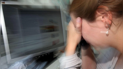 Viele Arbeitnehmer empfinden ihre Jobs als stressig - je jünger, desto häufiger. (Symbolbild) (Foto: Oliver Berg/dpa)