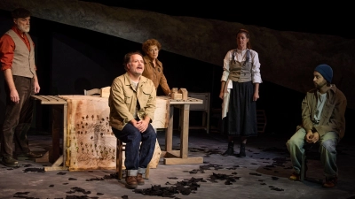 Ist zu den 40. Bayerischen Theatertagen eingeladen worden: das Familiendrama „Die Erbschaft”. Das Bild zeigt eine Szene mit Dirk Waanders, Thomas Weber, Léonie Thelen, Thomas Weber, Maike Frank und Leonard Graeber (von links). (Foto: Ludwig Olah)