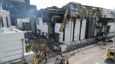 Feuerwehrleute am Ort des Brandes in einer Fabrik für Lithiumbatterien in Südkorea. (Foto: Uncredited/Newsis/AP/dpa)