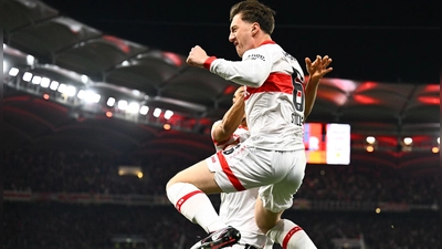 Ein 1:0 der Marke „Tor des Monats”: Angelo Stiller jubelt über sein 1:0. (Foto: Tom Weller/dpa)
