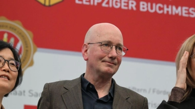 Die Preisträger der diesjährigen Buchmesse: Barbi Marković (r.),  Tom Holert und Ki-Hyang Lee in Leipzig. (Foto: Hendrik Schmidt/dpa)