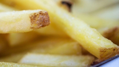Ungesunde Lebensmittel werden in Großbritannien nicht mehr im Internet beworben. Im Fernsehen darf die Junk-Food-Werbung erst ab 21 Uhr laufen. (Symbolbild)  (Foto: Fernando Gutierrez-Juarez/dpa/dpa-tmn)