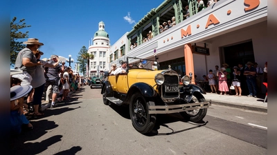 Altes Blech zum Frühjahr: Jedes Jahr im Februar findet im Rahmen des „Art Deco Festival Napier“ eine Oldtimerparade statt. (Foto: Jeff Brass/Art Deco Trust/dpa-tmn)