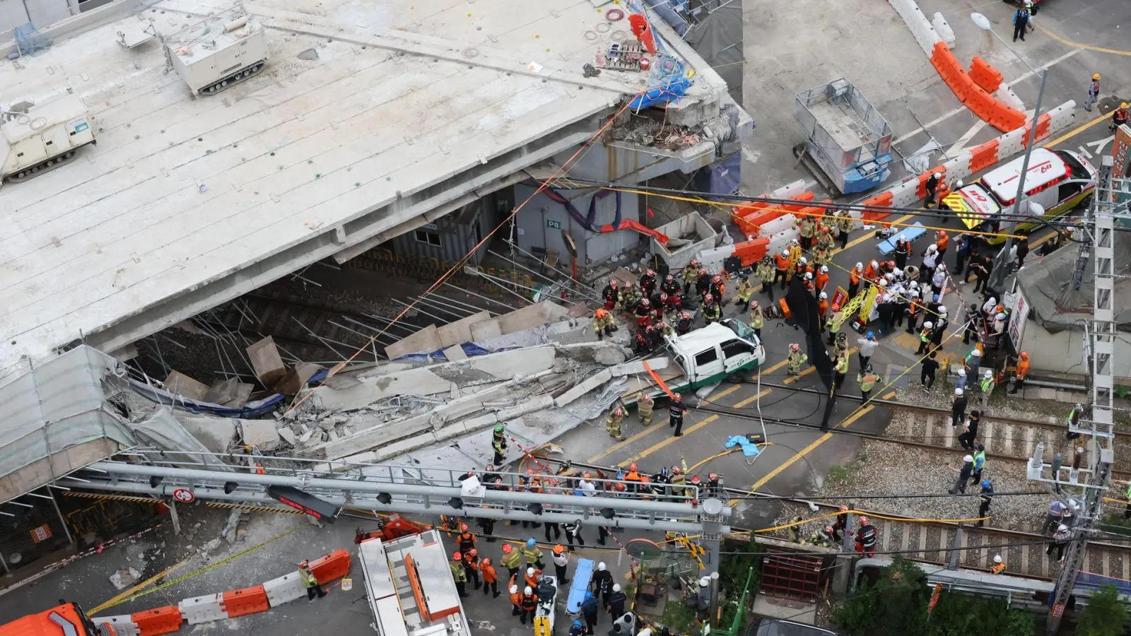 Bei Abrissarbeiten im Stadtzentrum von Seoul sind Teile einer Straßenüberführung eingestürzt. (Foto: Choi Jae-gu/YONHAP/AP/dpa)