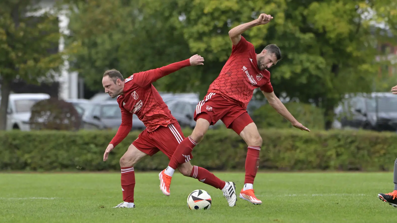 Beim 1:1 im Nachholspiel am Feiertag gegen Hofstetten lief es für den TSC Neuendettelsau (links Jochen Roth, rechts Adam Roth) nicht so rund wie in den Wochen vorher. Am Samstag steht bei den Spfr Dinkelsbühl eine weitere schwere Prüfung bevor. (Foto: Martin Rügner)