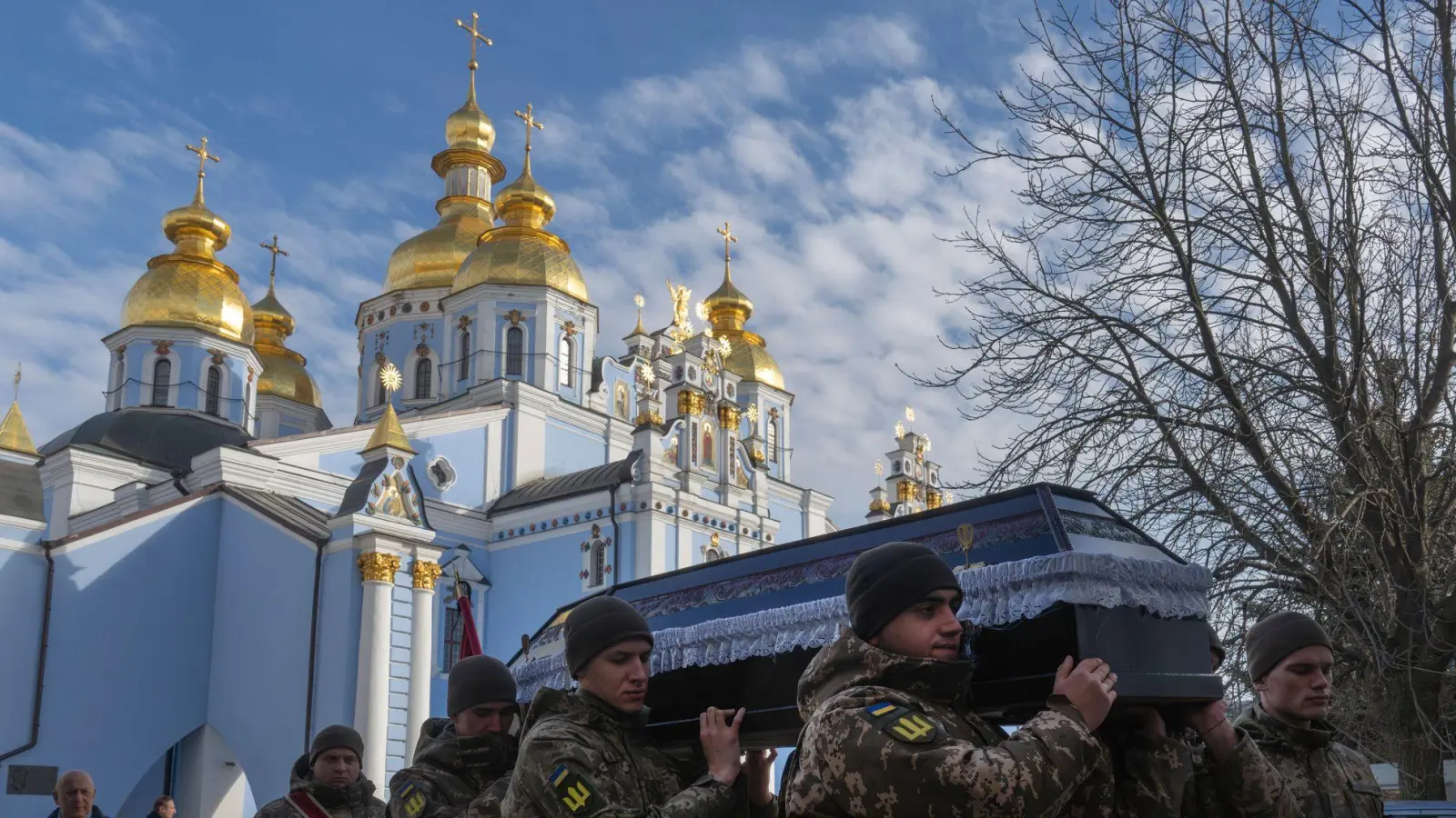 Soldatenbegräbnisse sind für die Ukraine trauriger Alltag. (Archivbild) (Foto: Efrem Lukatsky/AP/dpa)