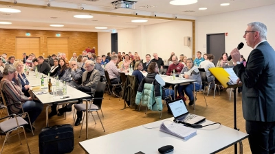 Dekan Dr. Matthias Büttner erläuterte auf der Dekanatssynode die Forderung der Landeskirche nach Mindestgrößen von Gemeinden. (Foto: Martin Stumpf)
