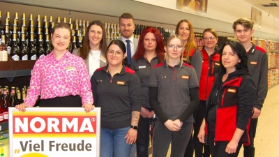 Das freundliche Team der Norma-Filiale in Schillingsfürst erwartet Sie mit vielen Angeboten in den neuen Räumen. Auch Verkaufsleiter David Feistenberger (4.v.l.), Bereichsleitung Kathrin Hirschler (links) und Bereichsleitung Lena Barthel (2.v.l.) freuen sich auf die Neueröffnung. (Foto: Christian Treffer)
