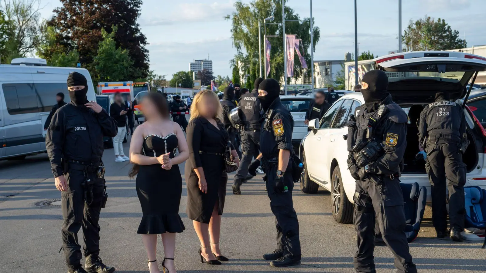 Die Polizei hat Erkenntnisse, dass auf der Veranstaltung Menschen Waffen dabeihaben.  (Foto: Stefan Puchner/dpa)