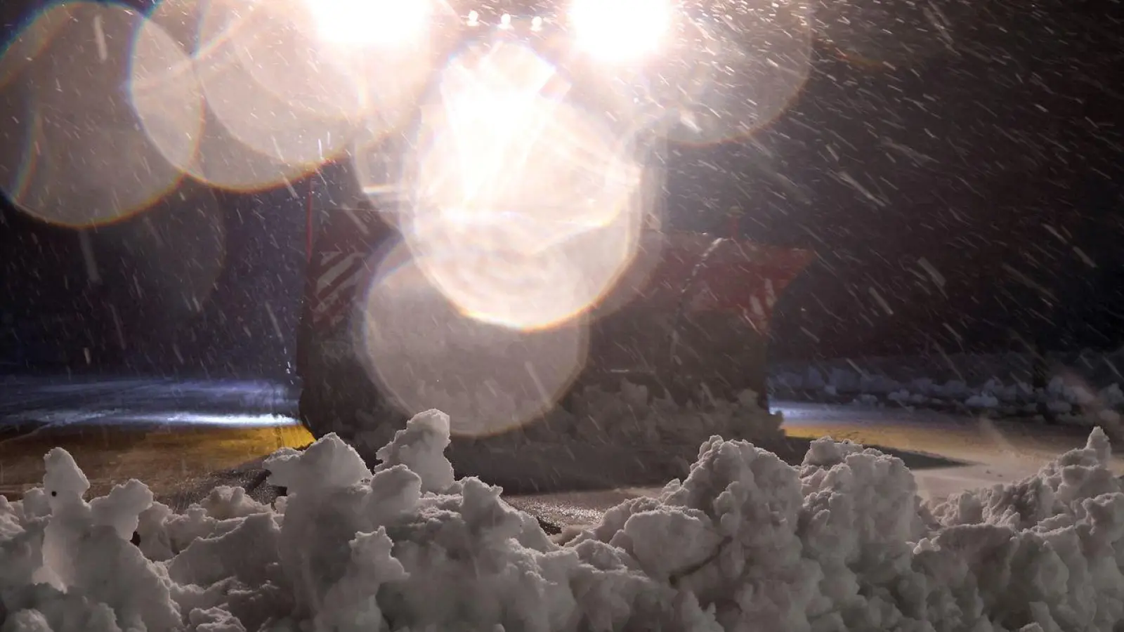 Ein Räum- und Streufahrzeug des Winterdienstes räumt am frühen Morgen im Ortsteil Oberjoch Schnee von einem Parkplatz. (Foto: Karl-Josef Hildenbrand/dpa)