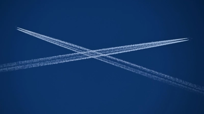 Kondensstreifen können Schleierwolken erzeugen, die zur Erderwärmung beitragen. (Symbolbild)  (Foto: Arne Dedert/dpa)