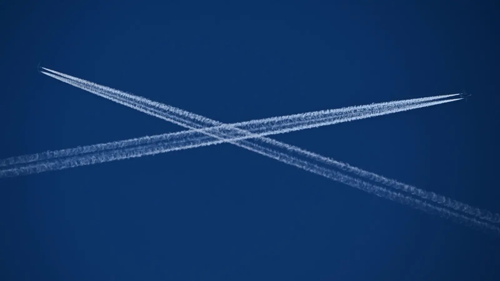 Kondensstreifen können Schleierwolken erzeugen, die zur Erderwärmung beitragen. (Symbolbild)  (Foto: Arne Dedert/dpa)