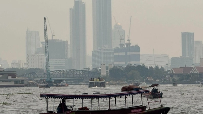 Die Behörden haben die Bevölkerung aufgerufen, sich wegen des Smogs möglichst wenig im Freien aufzuhalten. (Foto: Peter Kneffel/dpa)