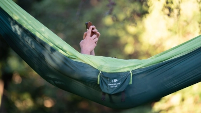 Lieber luftig in der Hängematte als heiß im Handschuhfach: Auch das Smartphone mag's entspannt im Sommer. (Foto: Sebastian Kahnert/dpa)
