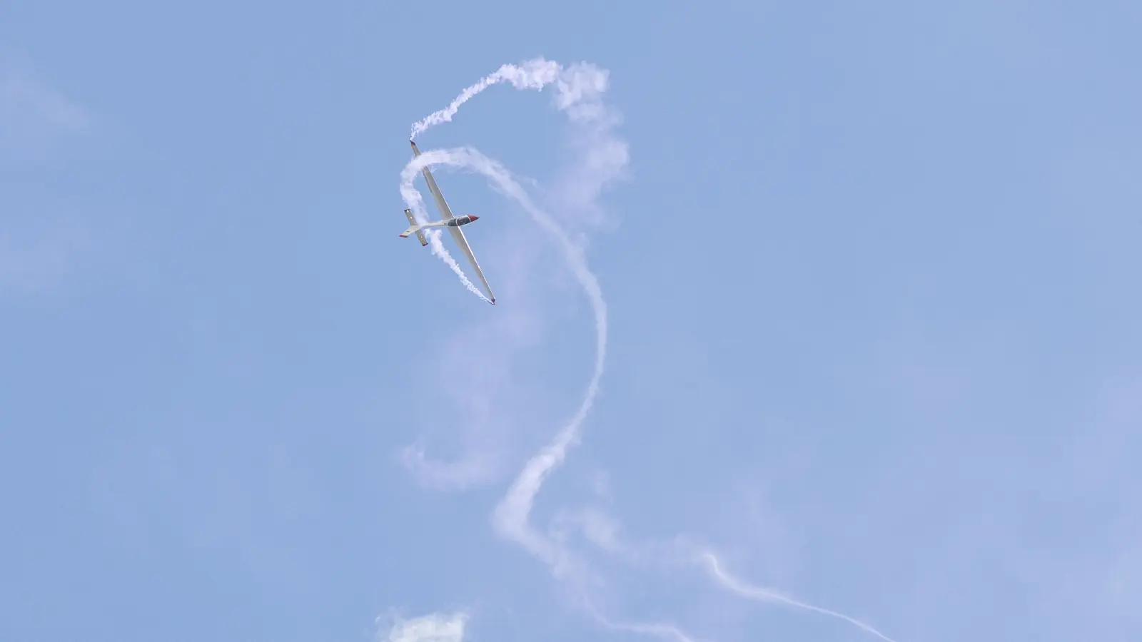 Auch mit Segelflugzeugen wurden teils spektakuläre Kunststücke geflogen. (Foto: Daniel Christ)