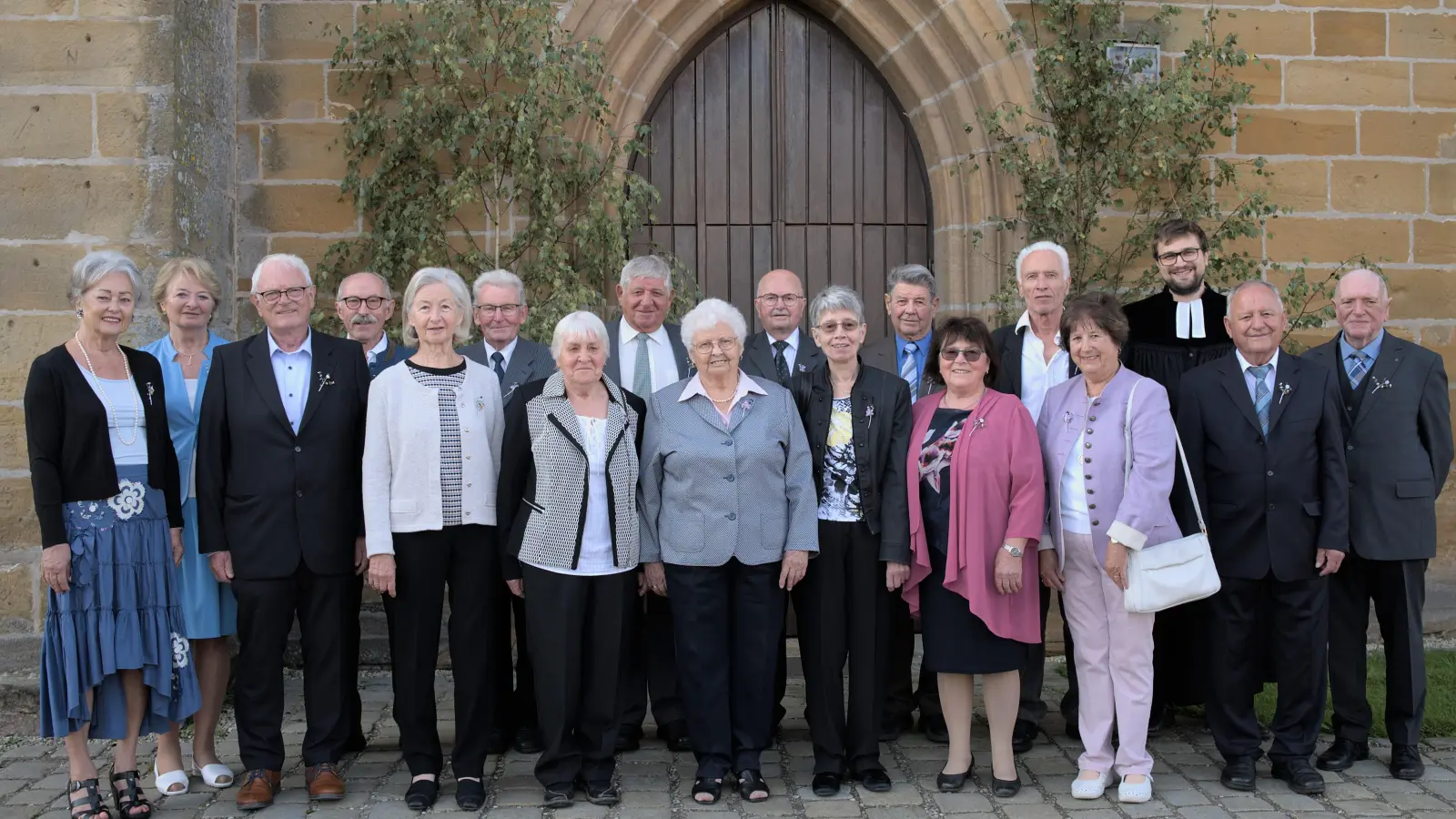 In Aufkirchen zogen die Jubelkonfirmanden der 1950er und 1960er Jahre zum festlichen Gottesdienst in die St. Johanniskirche ein.  (Foto: Markus Fickel)