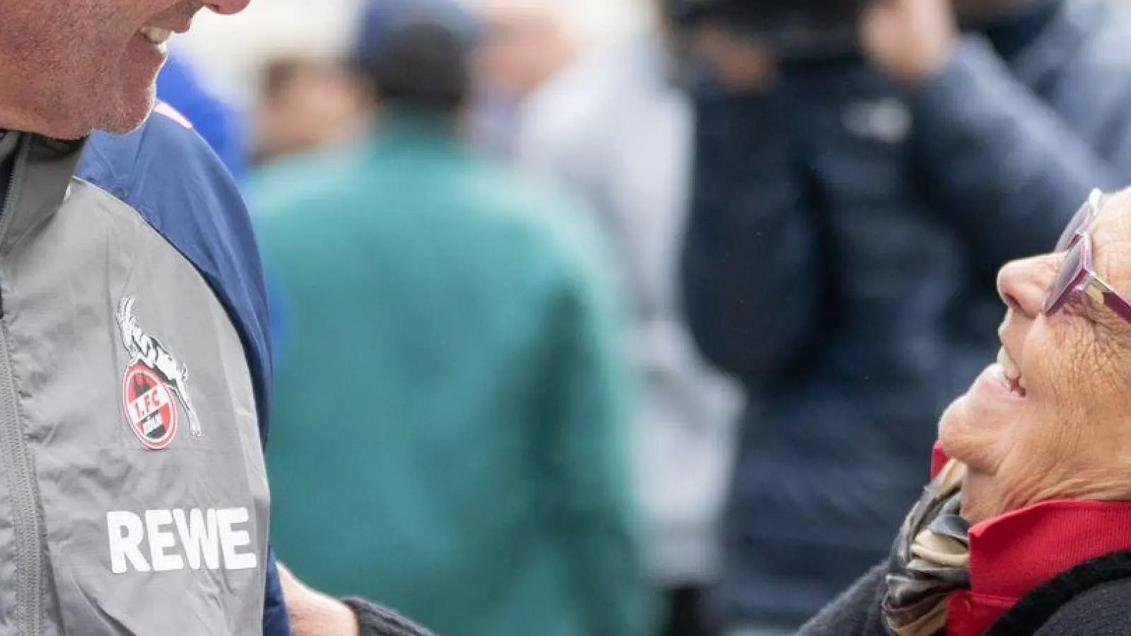 Start mit Geschenk: Friedhelm Funkel hat sein erstes Training bei seiner Rückkehr nach Köln geleitet. (Foto: Rolf Vennenbernd/dpa)