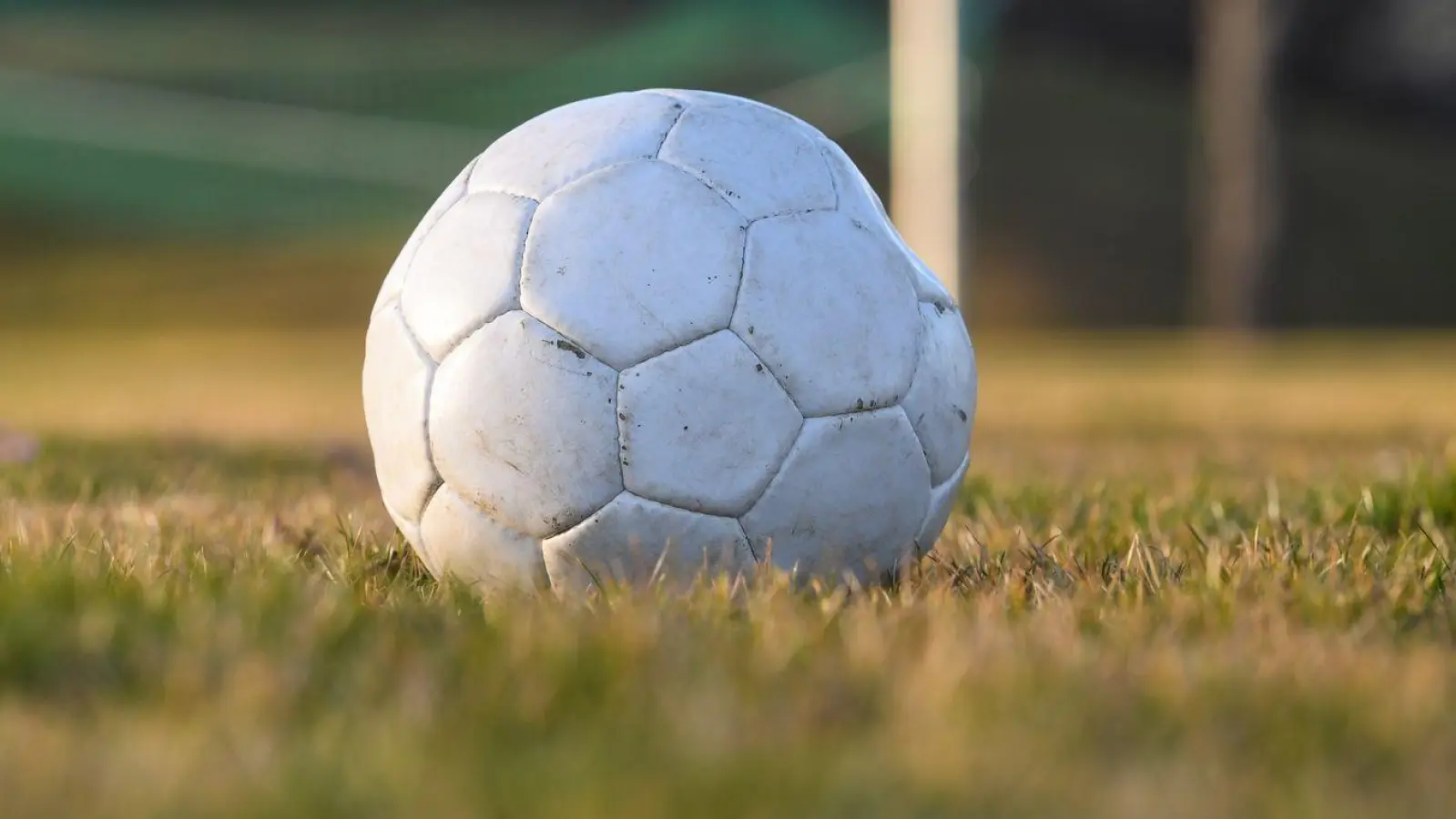 Ein Fußballspiel zwischen zwei Mannschaften der A-Klasse eskaliert. (Symbolbild) (Foto: Tobias Hase/dpa)