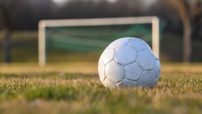 Der Ball bleibt am Wochenende für die SpVgg Ansbach liegen. (Foto: Tobias Hase/dpa)