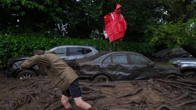 Sturzfluten – wie hier kürzlich in Chile – werden in der Klimakrise wahrscheinlicher.  (Foto: Esteban Felix/AP/dpa)