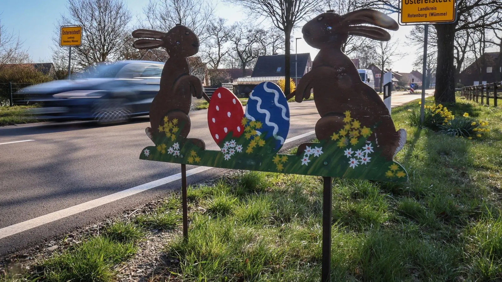 Jedes Jahr beantworten freiwillige Helfer im Dorfgemeinschaftshaus von Ostereistedt Briefe, die Kinder aus ganz Deutschland und dem Ausland an den Osterhasen geschickt haben. (Foto: Focke Strangmann/dpa)