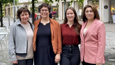 Sie wirken bei dem neuen Angebot im Kulturdolmetschen mit: Integrationsbeauftragte Iryna Savchenko, Dr. Janina Dillig von der KEB, Jana Wimmer, in der Koordinationsstelle Integration zuständig für Bildungskoordination und Programmleiterin bei der Volkshochschule der Stadt, sowie Integrationslotsin Viktoriia Tschebanu (von links). (Foto: Oliver Herbst)