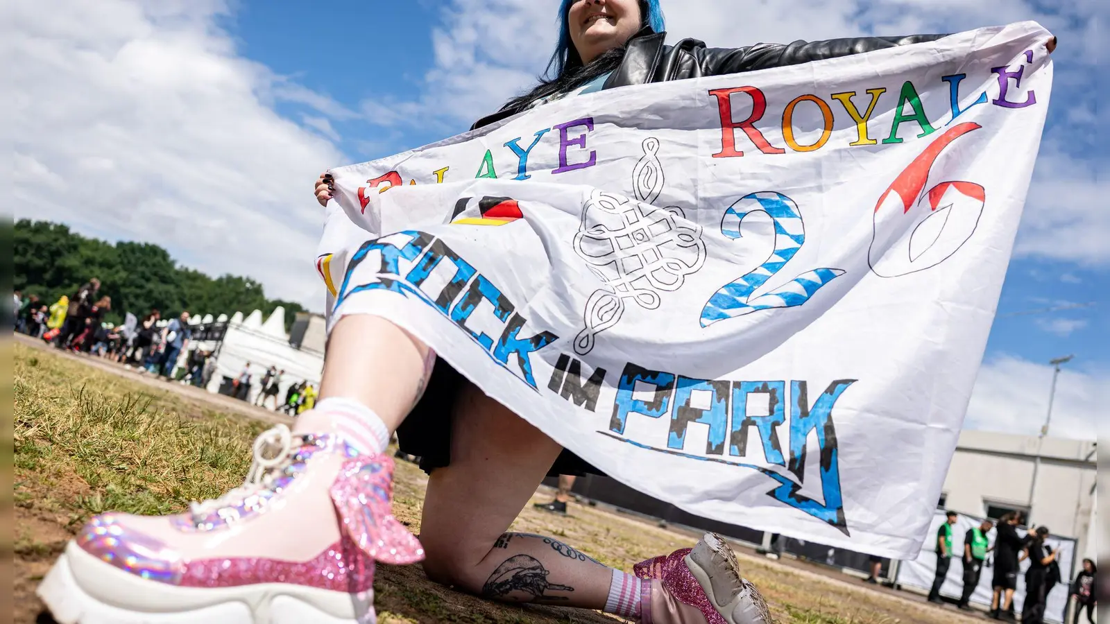 Bei Rock im Park sollen nach Angaben der Veranstalter rund 80.000 Musikfans vor den Bühnen feiern.  (Foto: Daniel Karmann/dpa)