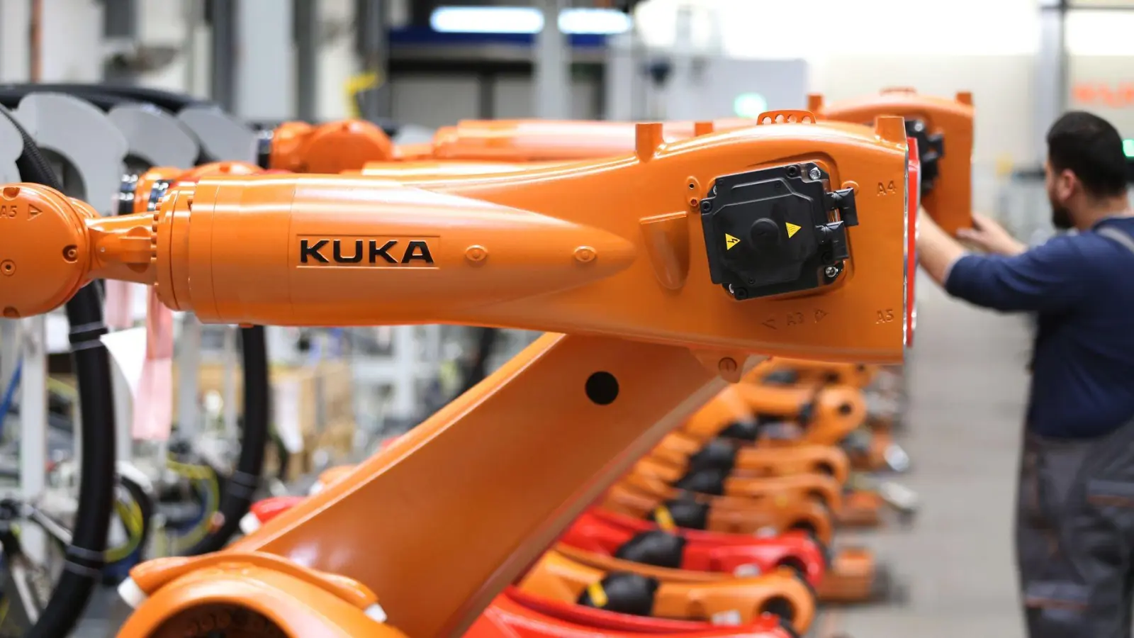 Der Industrieroboter-Hersteller Kuka bekommt im Sommer einen neuen Vorstandsvorsitzenden. (Archivbild) (Foto: picture alliance / Karl-Josef Hildenbrand/dpa)