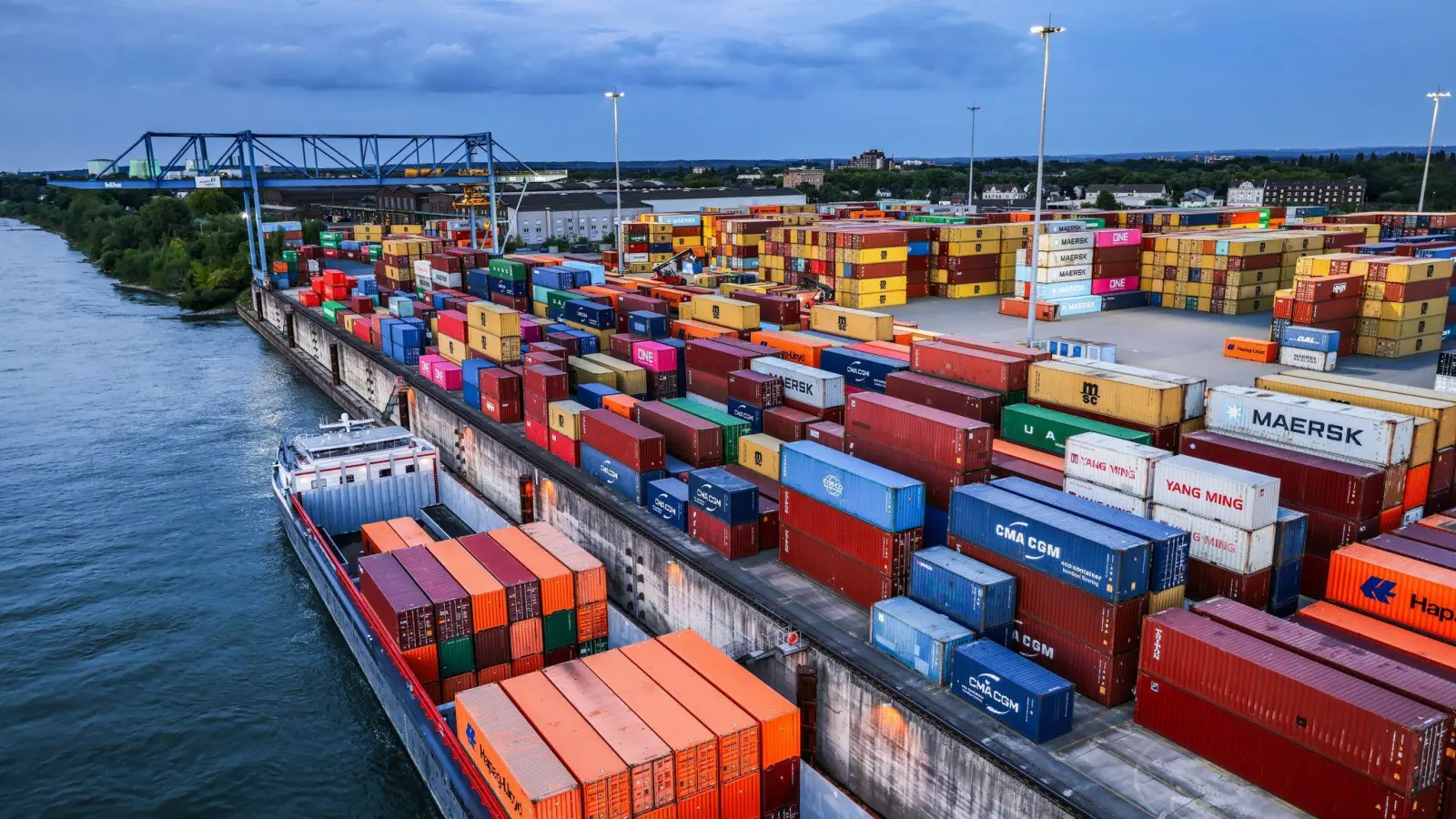 Containerumschlag im Duisburger Hafen: Die EU-Kommission halbiert die Wachstumsprognose für Deutschland wegen des Iran-Kriegs. (Archivbild) (Foto: Oliver Berg/dpa)